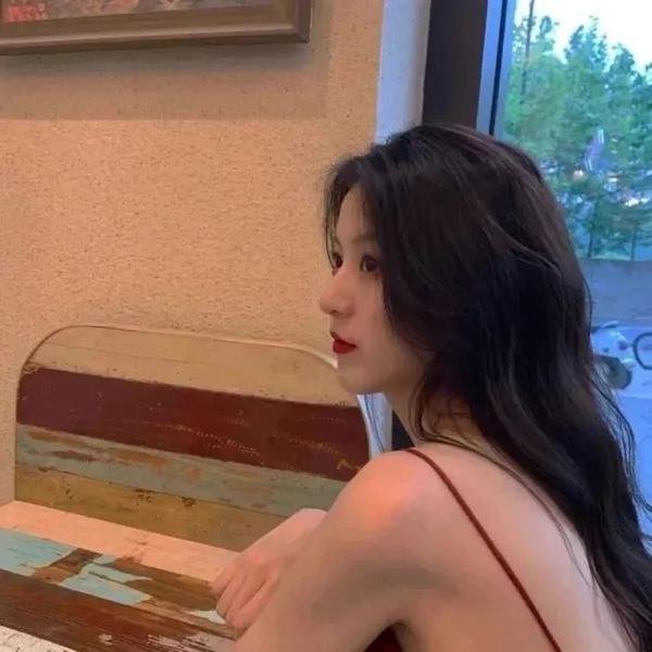 穿黄睡衣的女孩